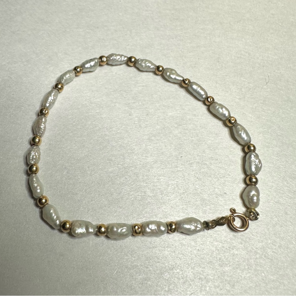 Elegant Pearl and 14 K Gold Beaded Bracelet